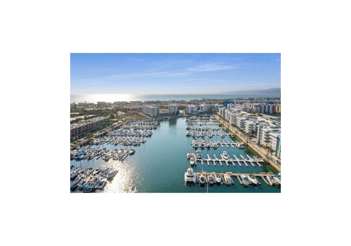 Queen Private Room in Shared Two Bedroom Apartment Marina Del Rey & Venice - Sleeps 2 - Housity