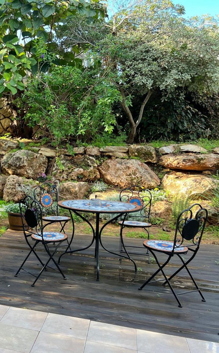 Alma BaHar - charming 2 bdrm house with garden עלמה בהר - דירת אירוח בלב גן פורח - Housity