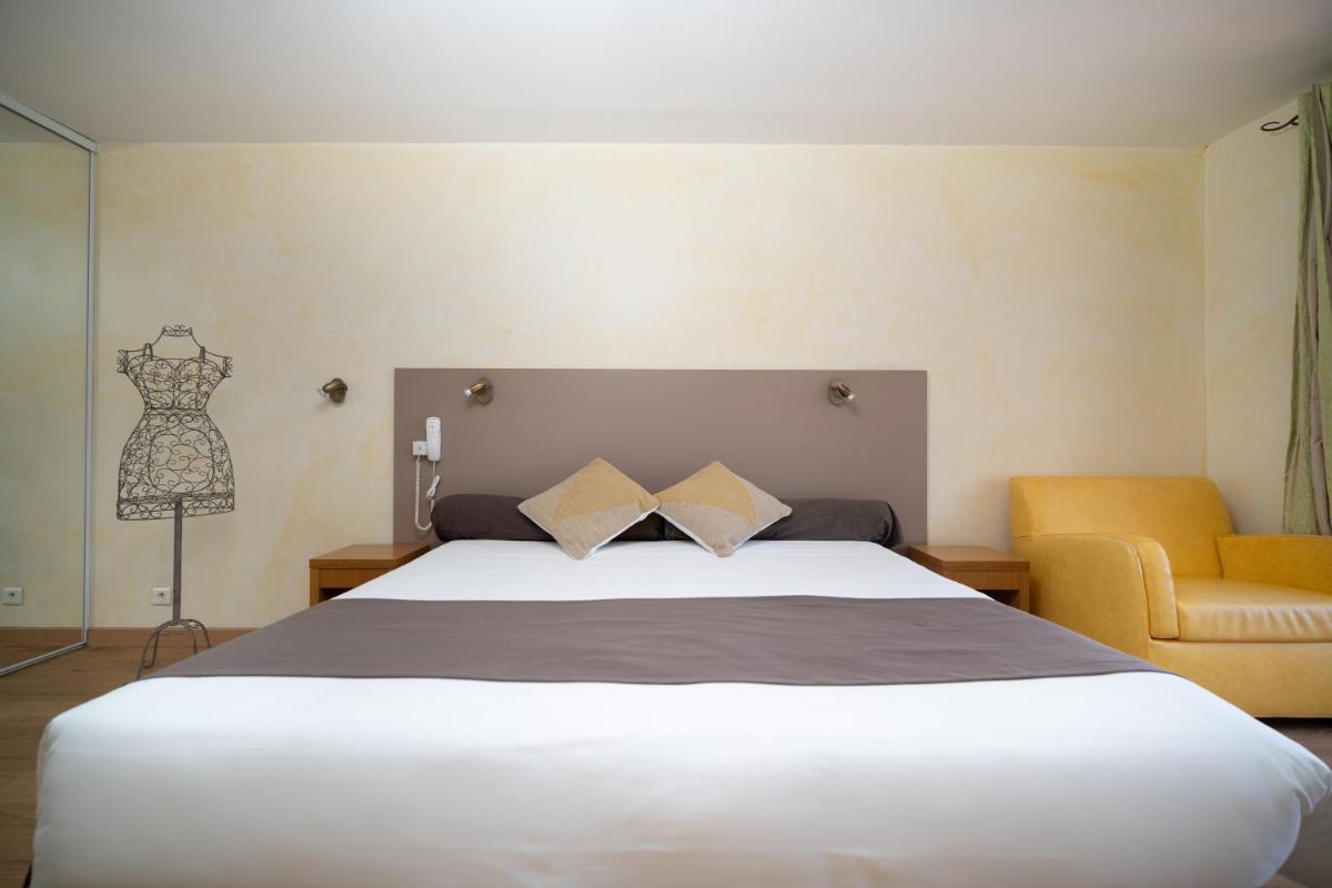 Un ou plusieurs lits dans un hébergement de l'établissement Hôtel Beau Soleil