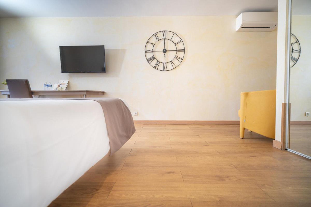 Télévision ou salle de divertissement dans l'établissement Hôtel Beau Soleil