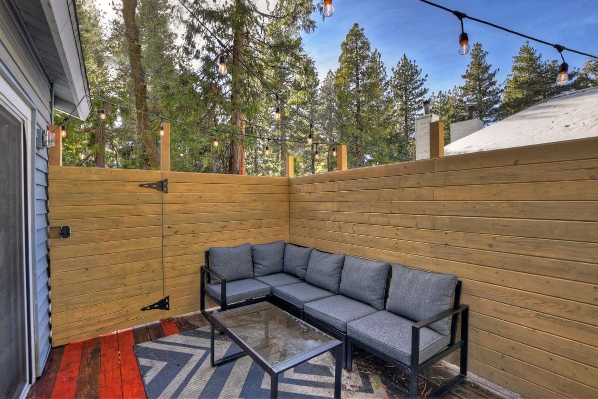HOT TUB! COZY 2 bedroom mountain/lake getaway! - Housity