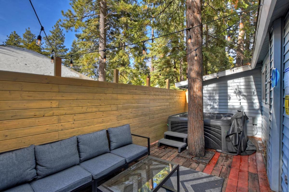 HOT TUB! COZY 2 bedroom mountain/lake getaway! - Housity