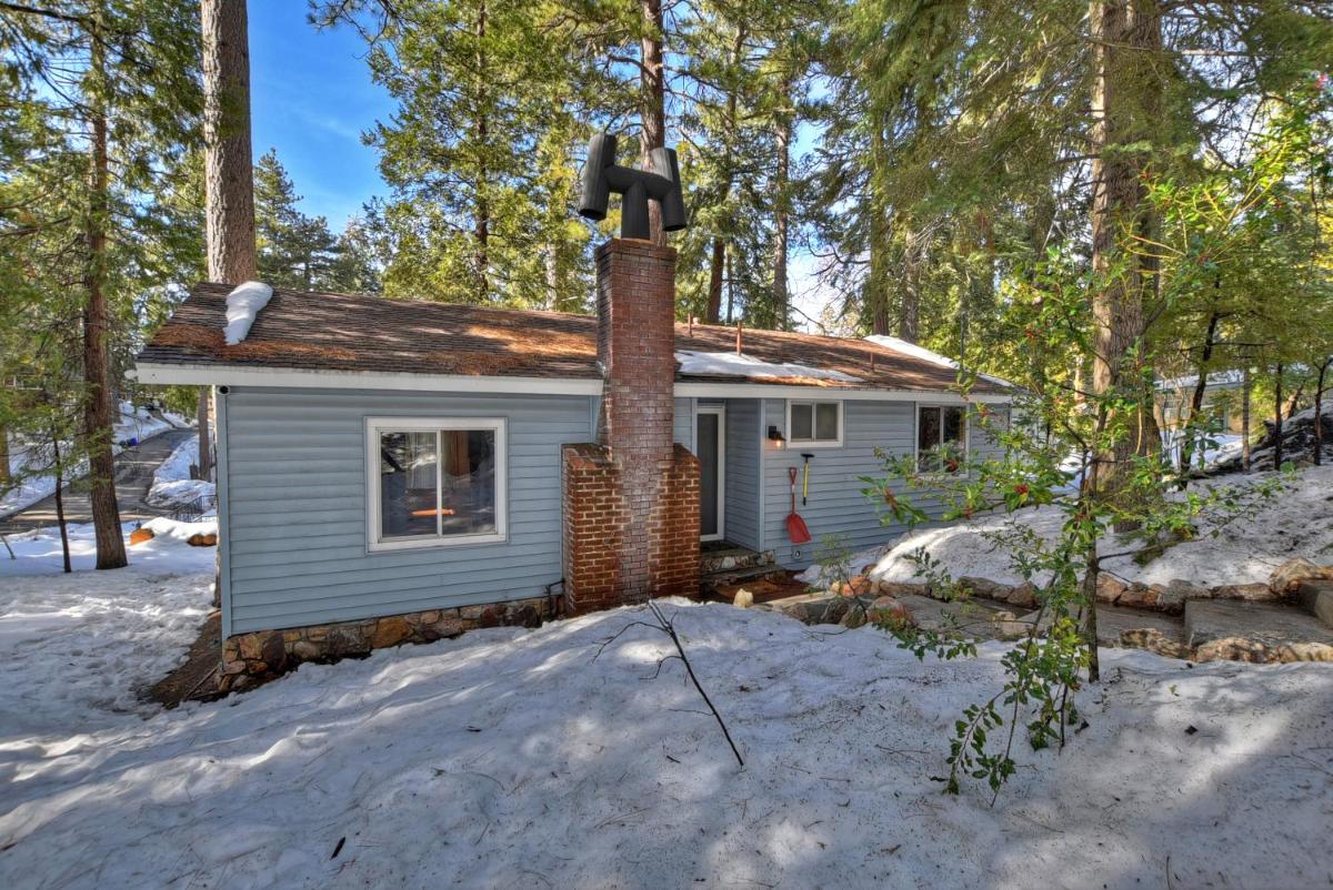 HOT TUB! COZY 2 bedroom mountain/lake getaway! - Housity