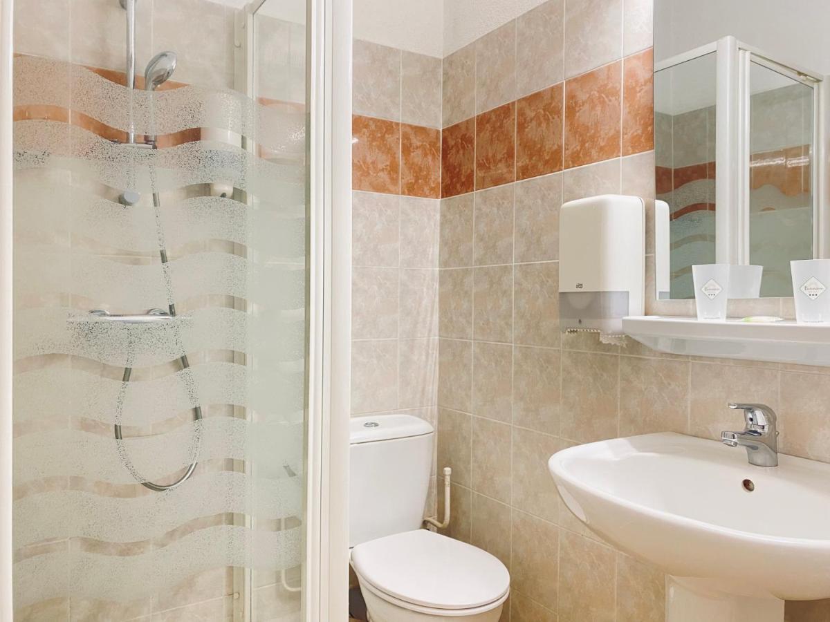 Salle de bains dans l'établissement Hôtel Le Belvedere