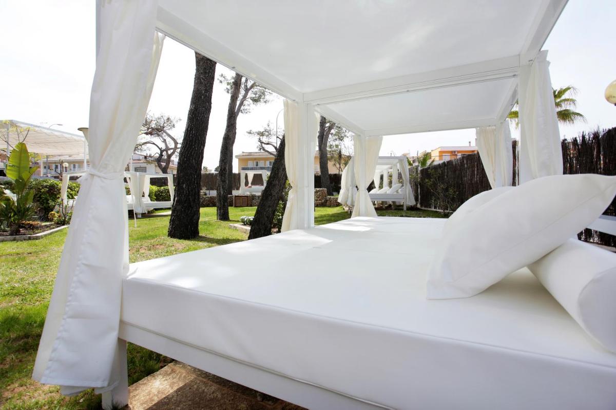 Jardín al aire libre en Grupotel Montecarlo