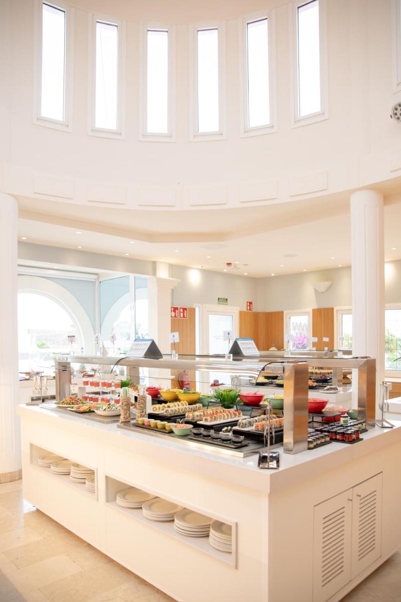 Comida en o cerca de este hotel