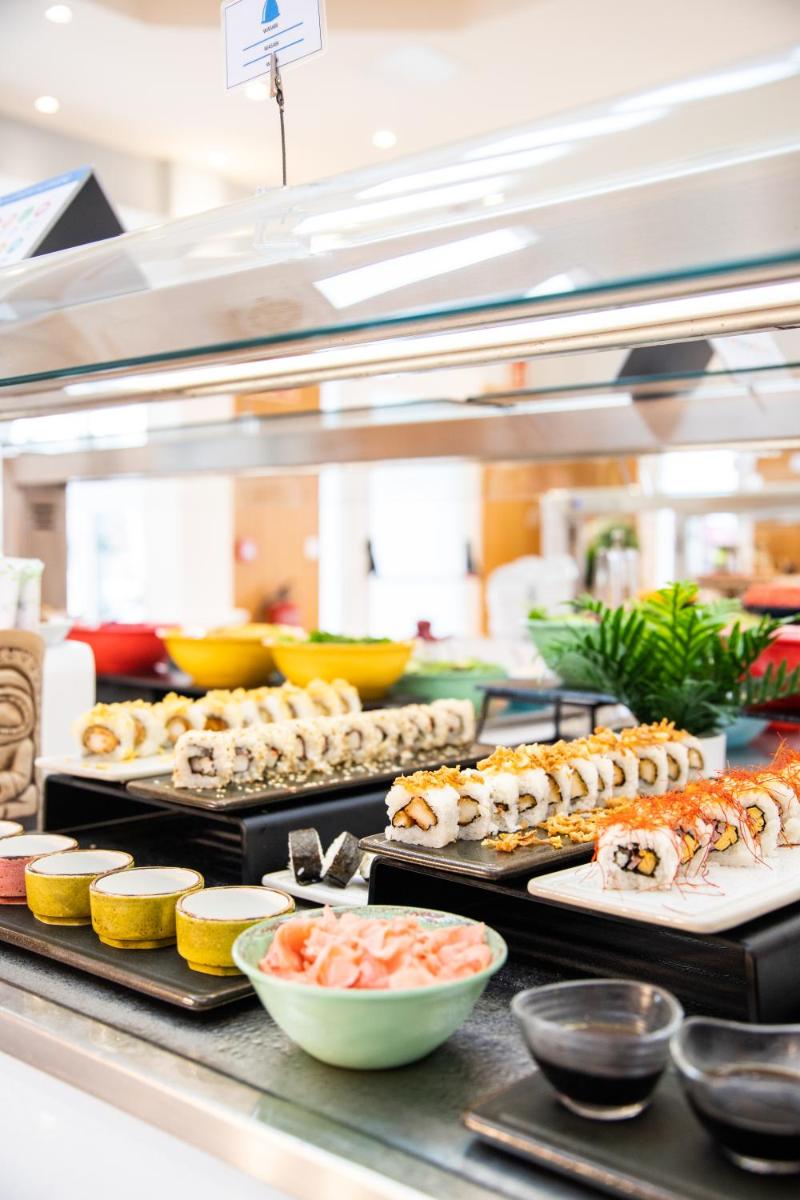 Comida en o cerca de este hotel