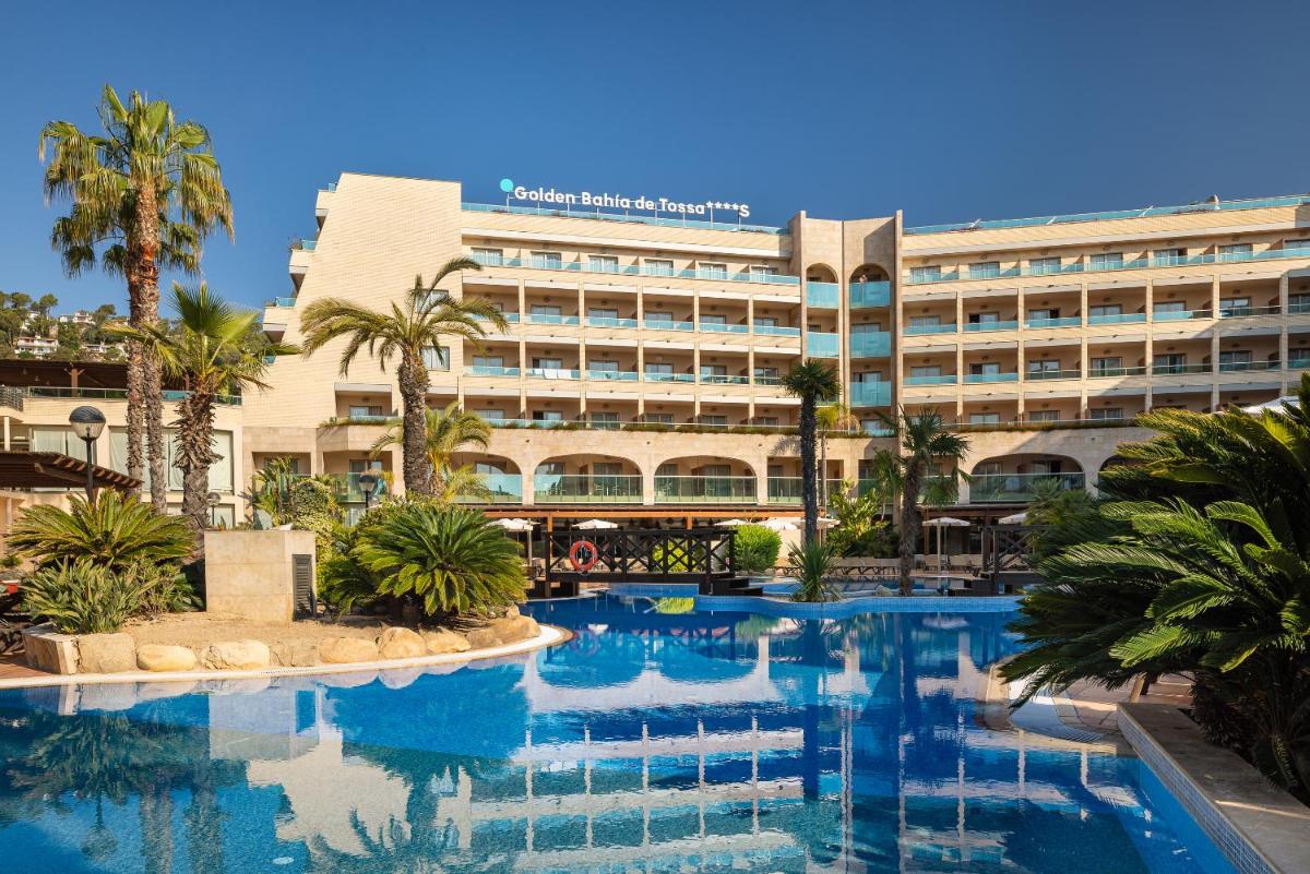 un hotel con piscina frente a un edificio en Golden Bahía de Tossa & Spa 4* Sup., en Tossa de Mar
