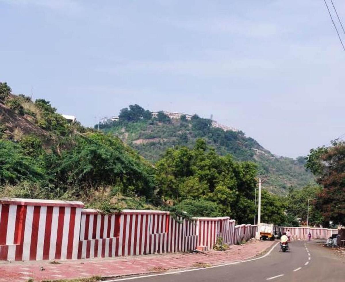 Hotel Vamsi Residency - Housity
