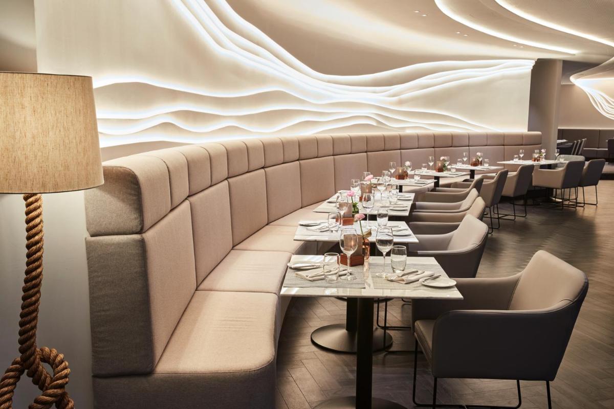 Ein Sitzbereich in der Unterkunft Steigenberger Hotel Hamburg Ein Sitzbereich in der Unterkunft Steigenberger Hotel Hamburg