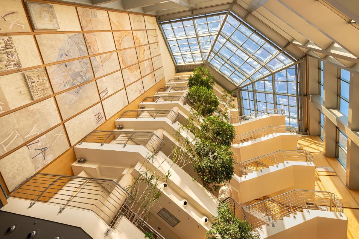 Una vista aérea de un edificio con techo de cristal. en Golden Bahía de Tossa & Spa 4* Sup., en Tossa de Mar