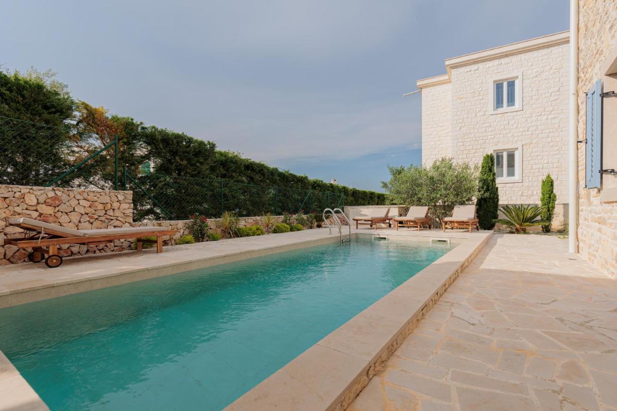Seafront Villa Adriatica with pool - Housity