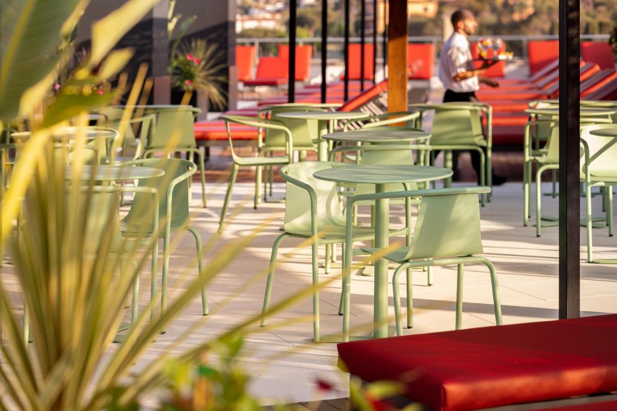Un restaurante o sitio para comer en Golden Bahía de Tossa & Spa 4* Sup.