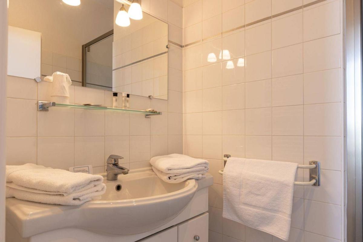 Salle de bains dans l'établissement Le Chat Botté