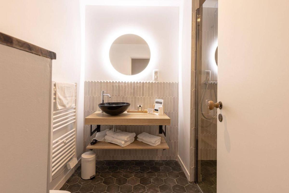 Salle de bains dans l'établissement Le Chat Botté