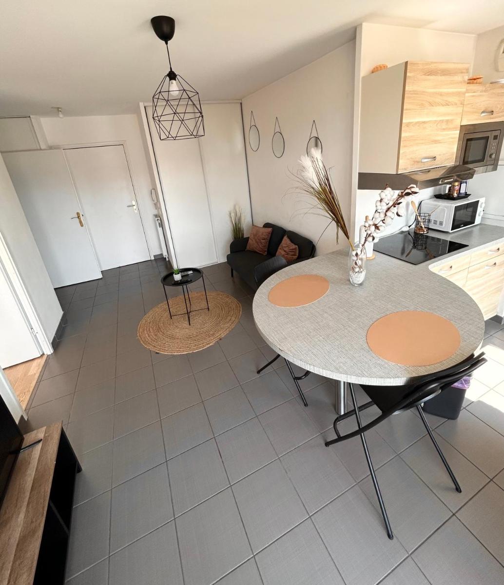 F2 Charmant avec Grande Terrasse - Housity