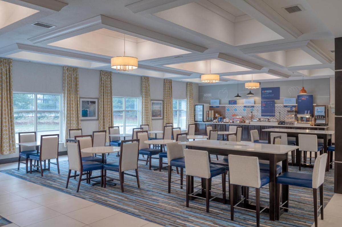 Holiday Inn Express and Suites Edwardsville by IHG - Housity