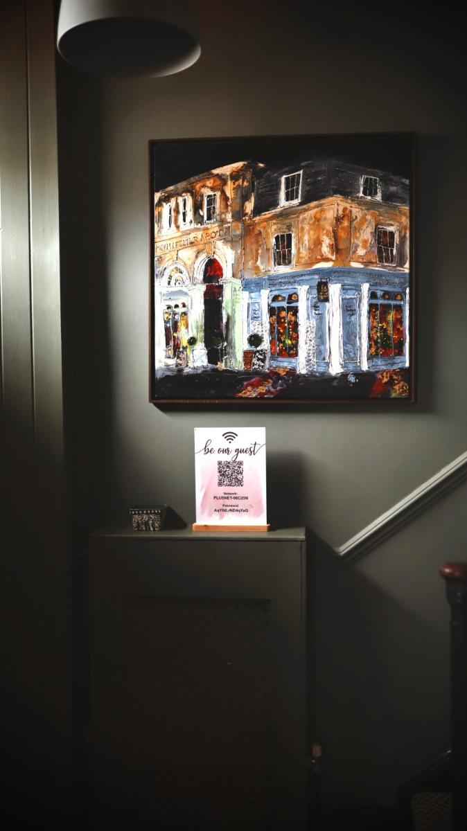 Unique & Stylish Town House, central Cheltenham - Housity