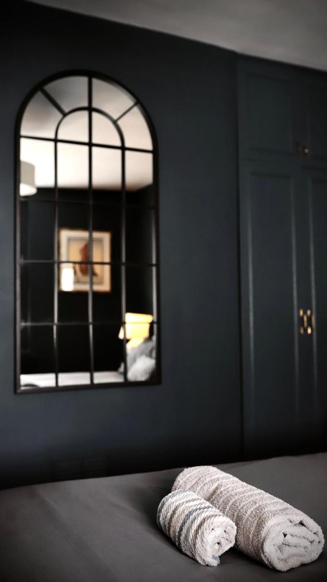 Unique & Stylish Town House, central Cheltenham - Housity