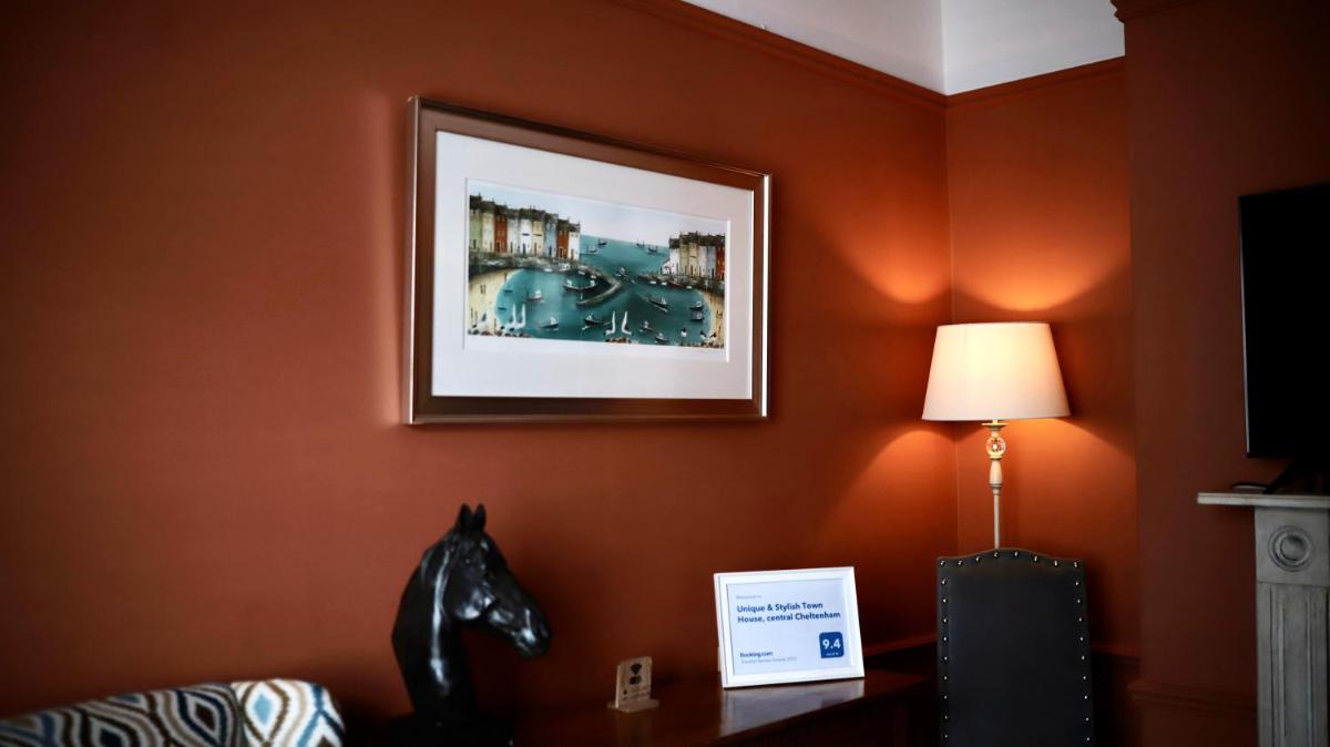 Unique & Stylish Town House, central Cheltenham - Housity