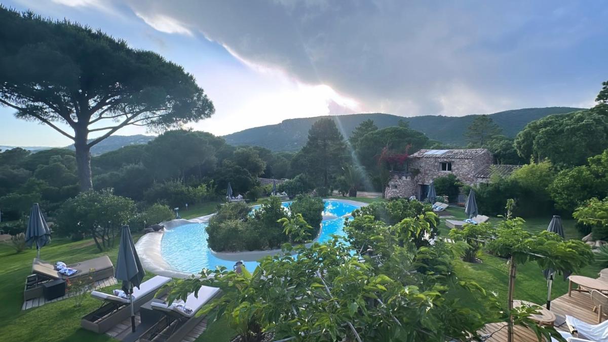 Piscine de l'établissement Hôtel Ambassador Palombaggia ou située à proximité