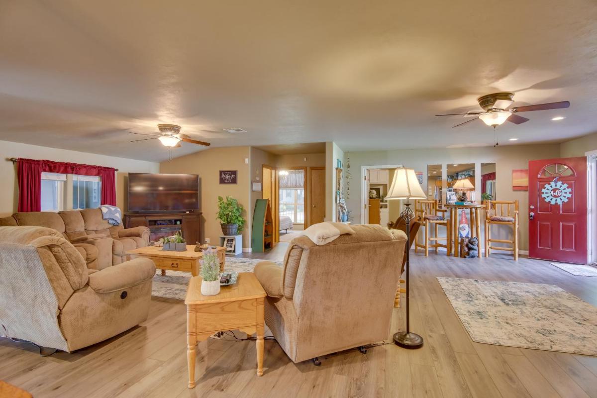 Cozy Lake Eufaula Hideaway with Fire Pit and Hot Tub! - Housity