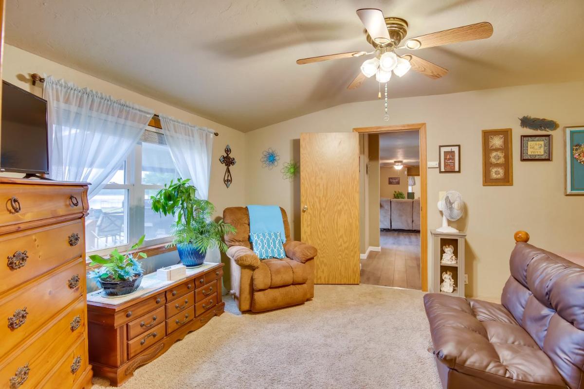 Cozy Lake Eufaula Hideaway with Fire Pit and Hot Tub! - Housity