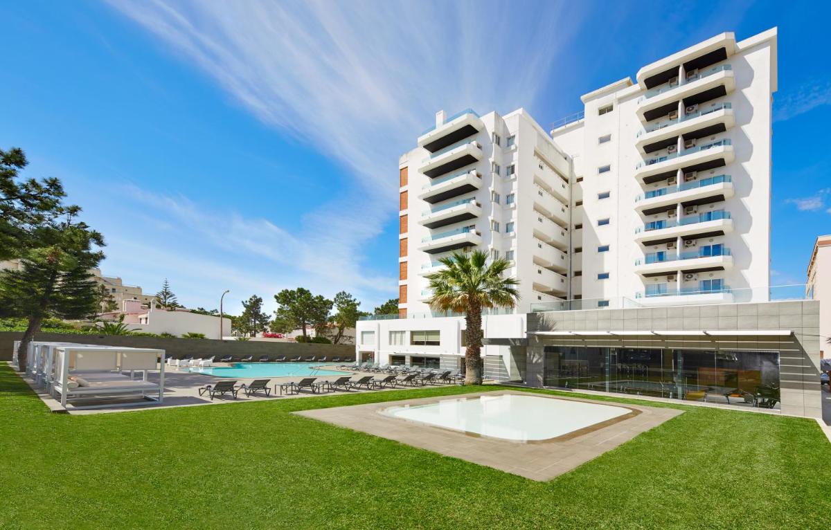 uma representação de um edifício com uma piscina e um resort em Alcazar Hotel & SPA em Monte Gordo