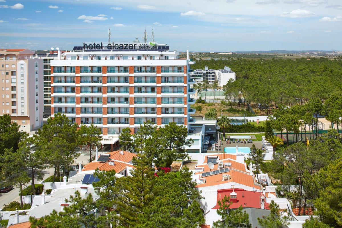 um grande edifício com um hotel no topo em Alcazar Hotel & SPA em Monte Gordo