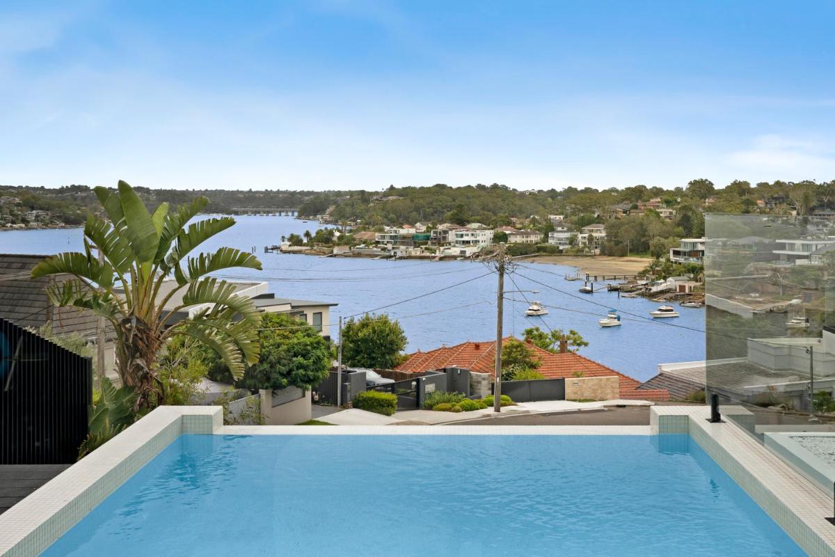 Luxury Waterside Home - Housity
