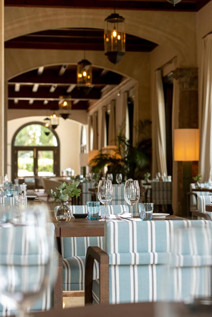 Un restaurante o sitio para comer en Hospes Maricel y Spa, Palma de Mallorca, a Member of Design Hotels