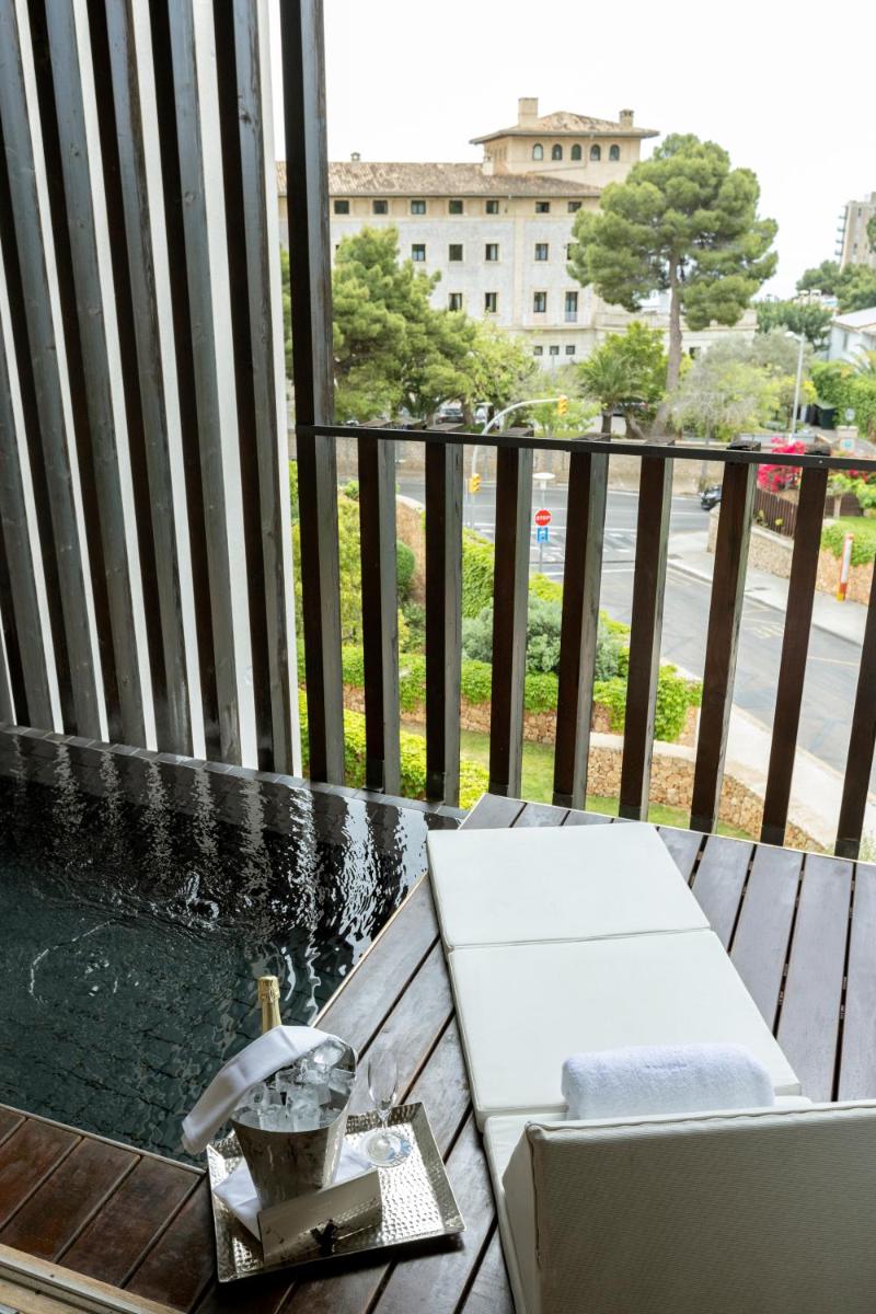 Un balcón o terraza de Hospes Maricel y Spa, Palma de Mallorca, a Member of Design Hotels