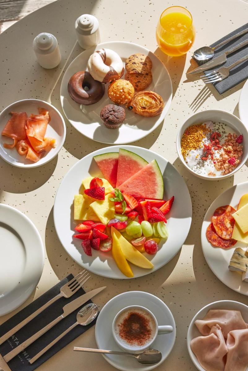 Una mesa con platos de comida encima en Catalonia Mirador des Port, en Mahón