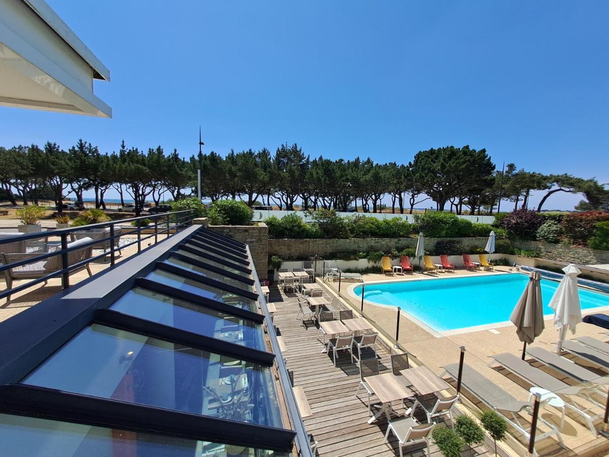 un complexe hôtelier avec piscine et chaises longues dans l'établissement Le Churchill Hôtel & Spa, à Carnac 91 autres photos