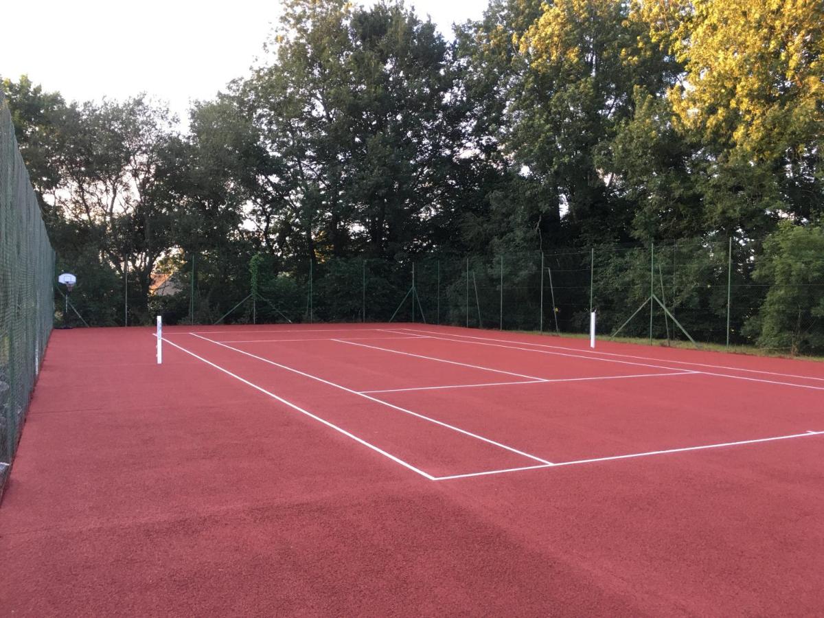 Gîte avec tennis en Baie du Mont Saint Michel à 15 minutes de la mer - Housity