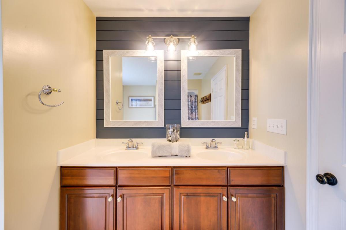 Harkers Island Vacation Rental with Pool Table! - Housity
