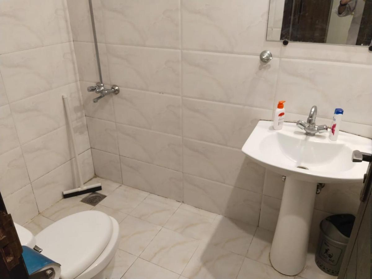 Comfort Hub Modern 2BR Apartments, prime location,Netflix WiFi - Hizvo
