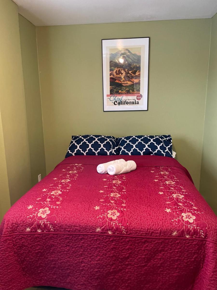 Private Room in Los Angeles with WIFI, TV, and View of Hollywood Sign & Shared Kitchen - Housity