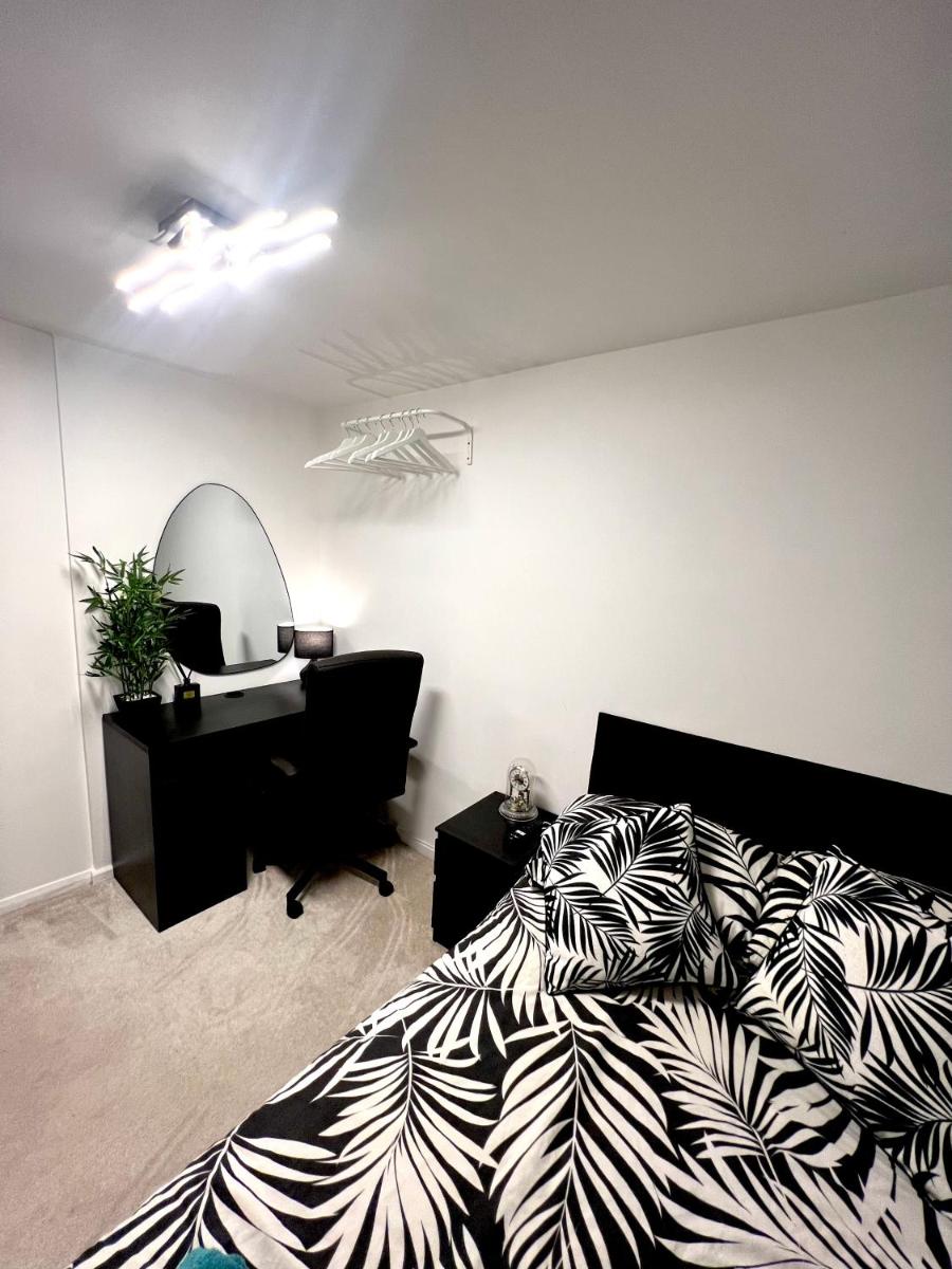 Double room in 3 bed house close to East Midlands Airport and Loughborough University - Housity