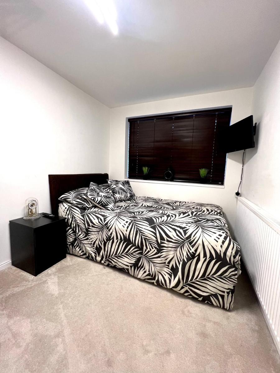 Double room in 3 bed house close to East Midlands Airport and Loughborough University - Housity