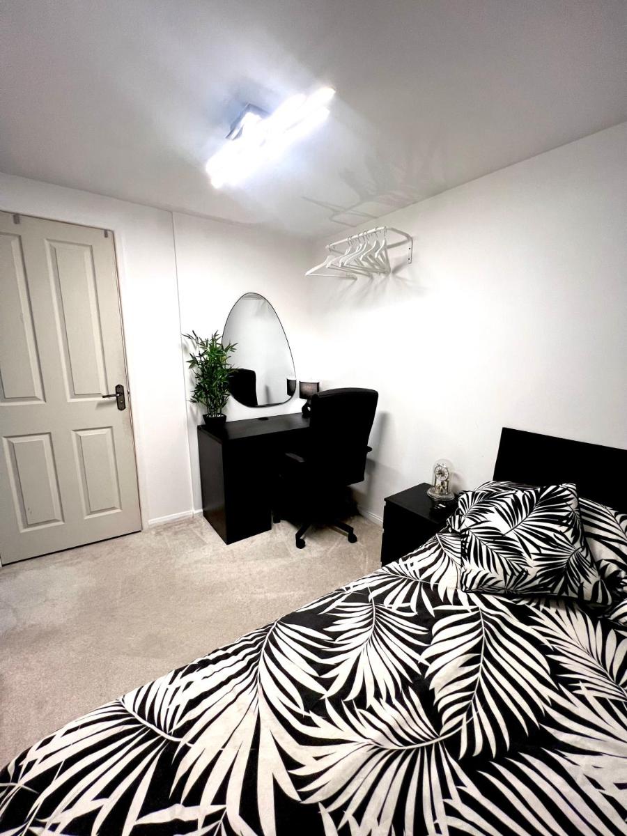 Double room in 3 bed house close to East Midlands Airport and Loughborough University - Housity