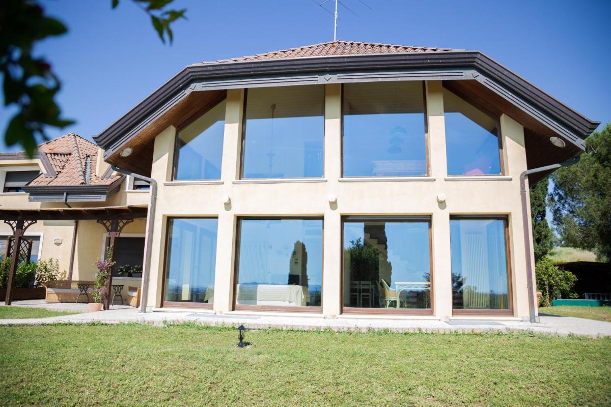Villa Rolls - Porzione di Villa con piscina,giardino e parcheggi - Housity