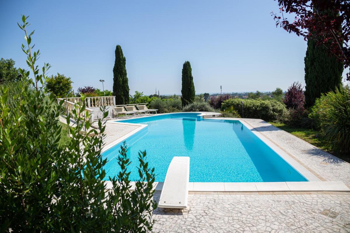 Villa Rolls - Porzione di Villa con piscina,giardino e parcheggi - Housity