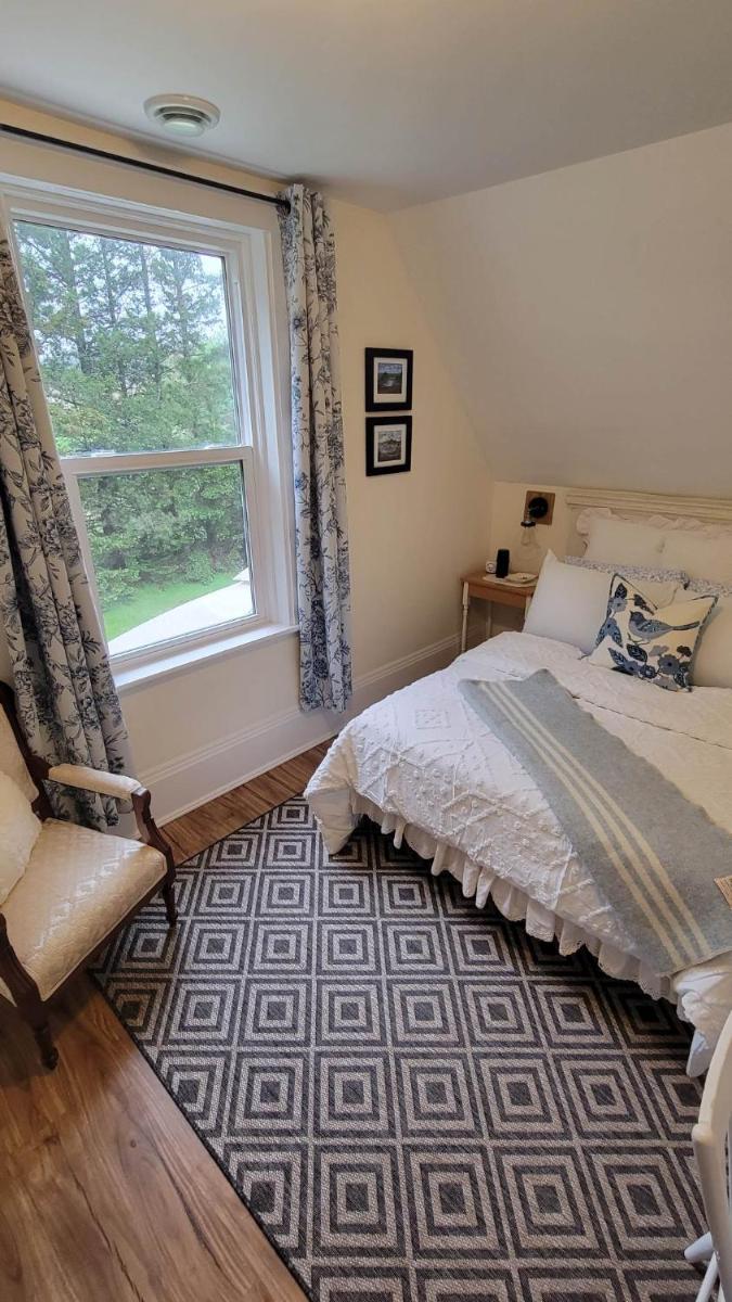 Clinton Pond Bed and Breakfast - Housity