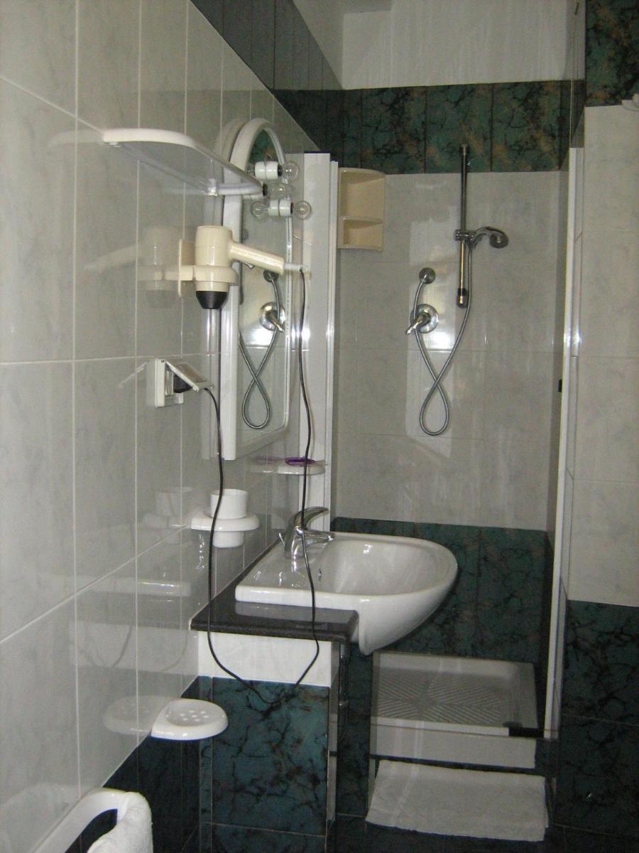 Hotel Ristorante La Scogliera - Housity