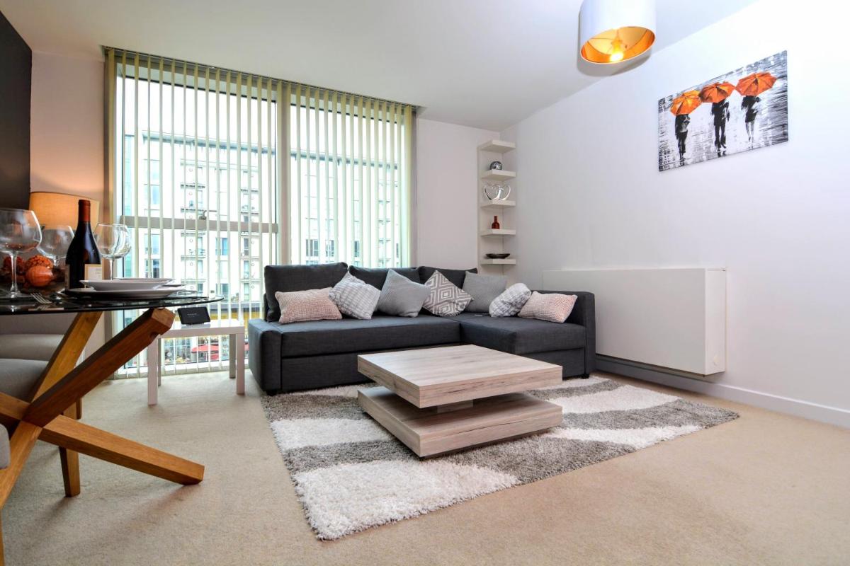 Stylish City Centre Apartment - Home From Home With Fully-Equipped Kitchen, Smart TV, Netflix, Superfast WiFi, Free Parking, Self Check-In - By Brightleap Apartments - Housity