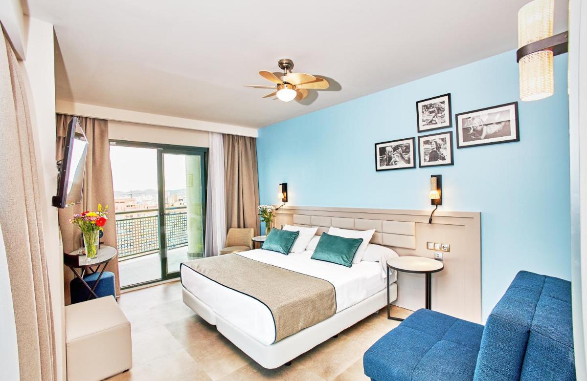 Cama o camas de una habitación en Leonardo Hotel Fuengirola Costa del Sol