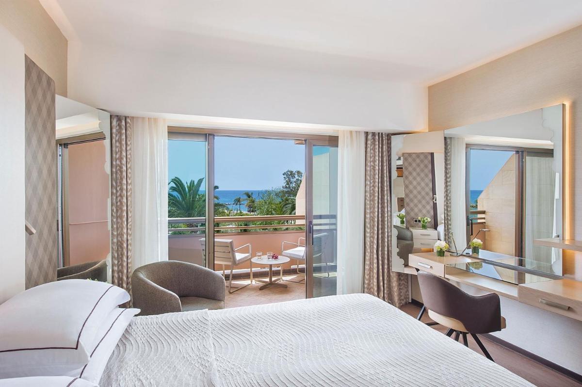 Four Seasons Hotel - Housity