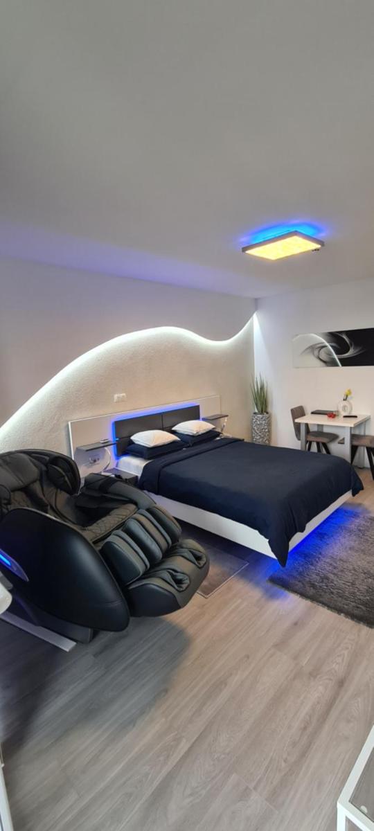 Studio-Apartment VAL - Luxury massage chair - Private SPA- Hot Tub, Infrared Sauna, , Parking with video surveillance, Entry with PIN 0 - 24h, FREE CANCELLATION 24 hours before Check In - Housity