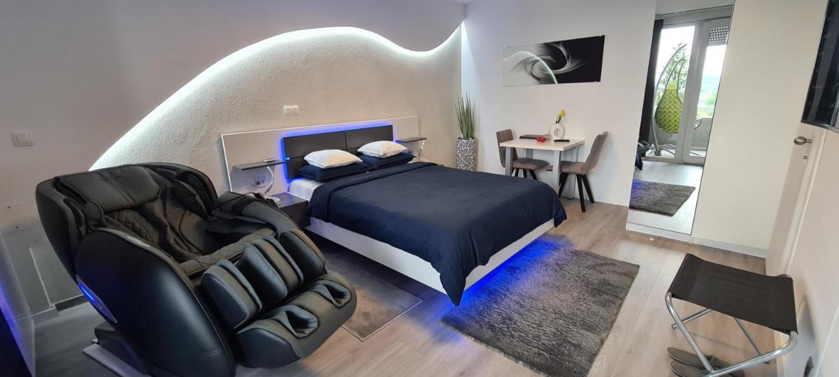 Studio-Apartment VAL - Luxury massage chair - Private SPA- Hot Tub, Infrared Sauna, , Parking with video surveillance, Entry with PIN 0 - 24h, FREE CANCELLATION 24 hours before Check In - Housity